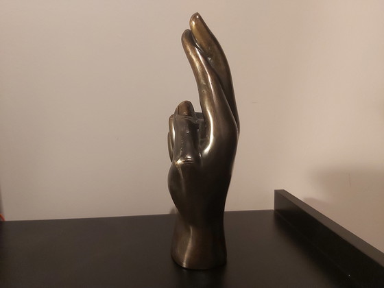 Image 1 of Mano con dita incrociate. Buona fortuna