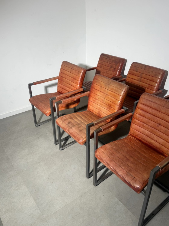 Set van zes cognac lederen eetkamerstoelen met armleuningen (photo 4 of 6)