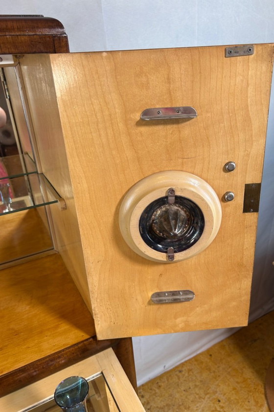 Image 1 of Meuble bar Art déco vintage en noyer (1920-1940) Superbe meuble à cocktail avec des accents en miroir et des caractéristiques or