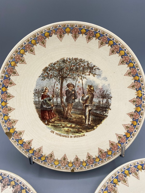 4 piatti in maiolica di Sarreguemines, scene bretoni, fine XIX secolo – Oggetti decorativi (photo 3 of 8)