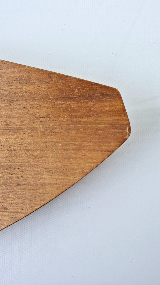 Image 1 of Plateau à sushis en teck, réalisé par Shigemichi Aomine pour le Conseil national des métiers d'art du Japon, vers 1960.