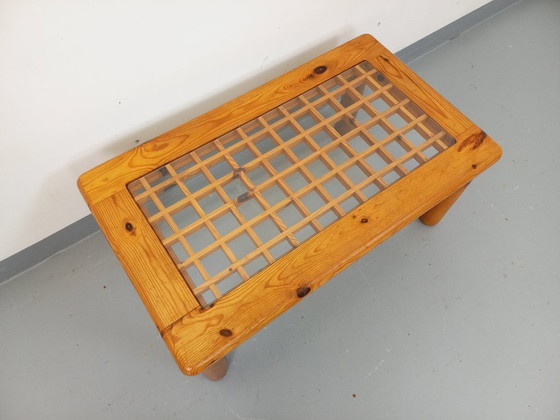 Image 1 of Vintage modernistische salontafel van grenenhout en glas uit de jaren 70 en 80.