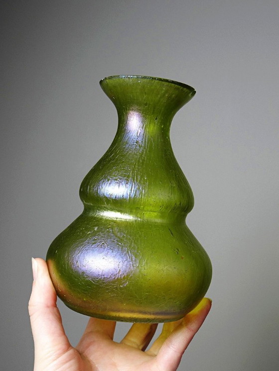 Image 1 of Piccolo vaso Art Nouveau in vetro soffiato verde iridescente, antico 1900-1915