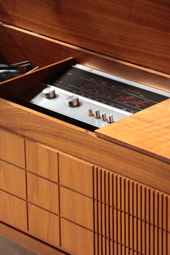 Image 1 of Giradischi vintage HMV 2351 – Mobile audio inglese anni '70