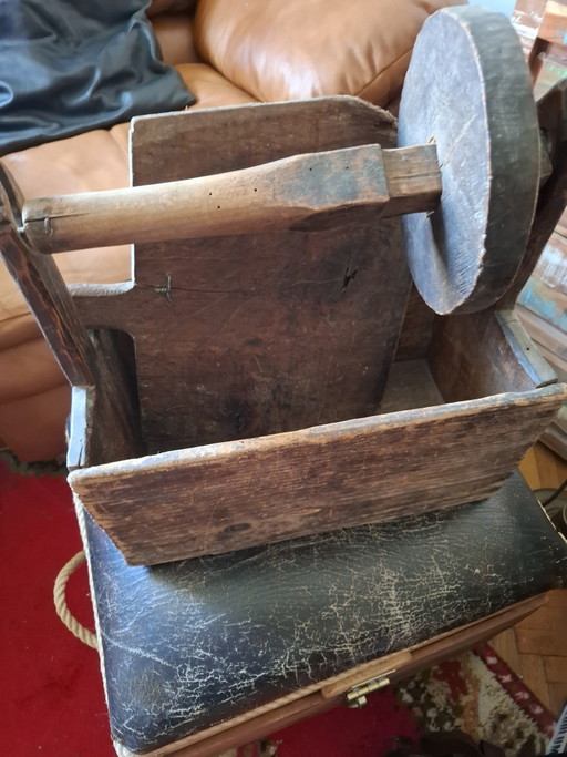 Set primitivo transilvano del XIX secolo: antico avvolgitore di filati in legno (Sucală) e pala per forno del pane