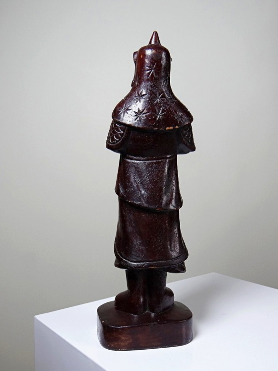 Image 1 of Statuetta di arte popolare asiatica intagliata in un unico pezzo di legno, epoca 1930-1960.