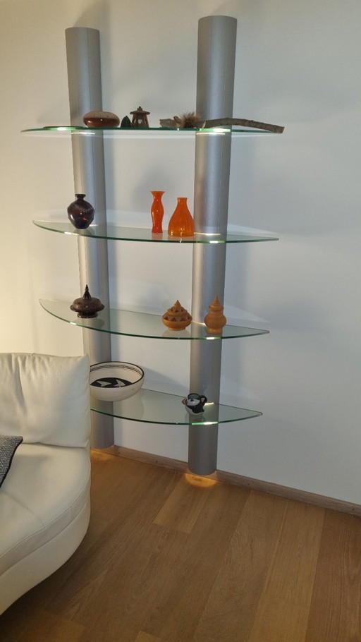 Pensile Matrix con ripiani in vetro.