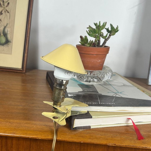 Kleine vintage bleekgele metalen paddenstoel klemlamp nachtlampje