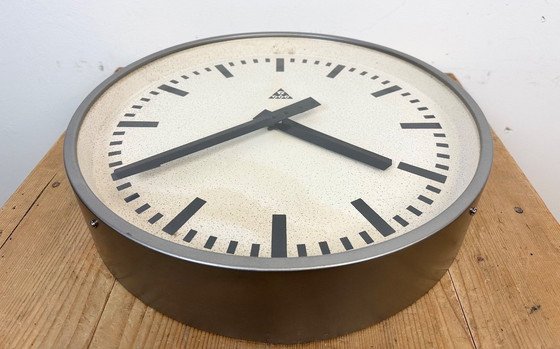 Image 1 of Grote grijze industriële wandklok van Pragotron, jaren 60