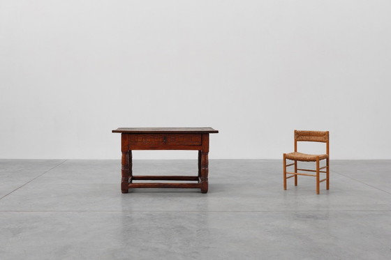 Image 1 of Mesa auxiliar de roble tallada a mano en estilo wabi wabi, España, Siglo XVII