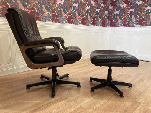 Fauteuil en leren voetenbank 1960.