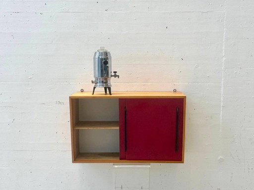 Armario de pared de mediados de siglo con puertas correderas rojas, década de 1960. – wandkast, Wood
