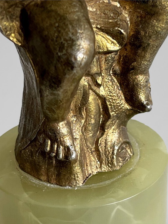 Image 1 of Lampe de table style Louis XVI au putto en métal doré et base effet onyx – 48 cm