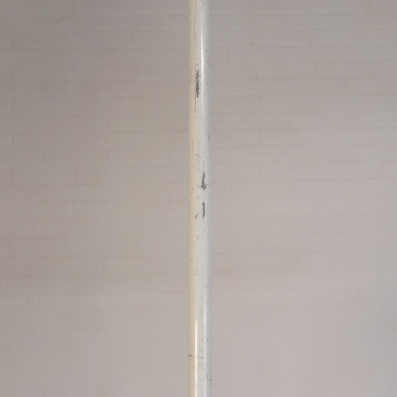 Lámpara escolar antigua con pantalla de cristal blanco esmerilado, década de 1950. – Lámparas colgantes (photo 5 of 13)