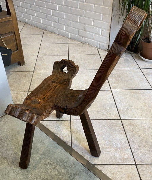 sedia antica brutalista a treppiede n1 in legno massello intagliato