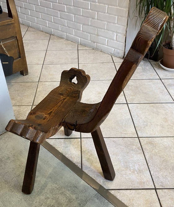 Image 1 of antieke brutalistische driepootstoel nr. 1, gesneden uit massief hout