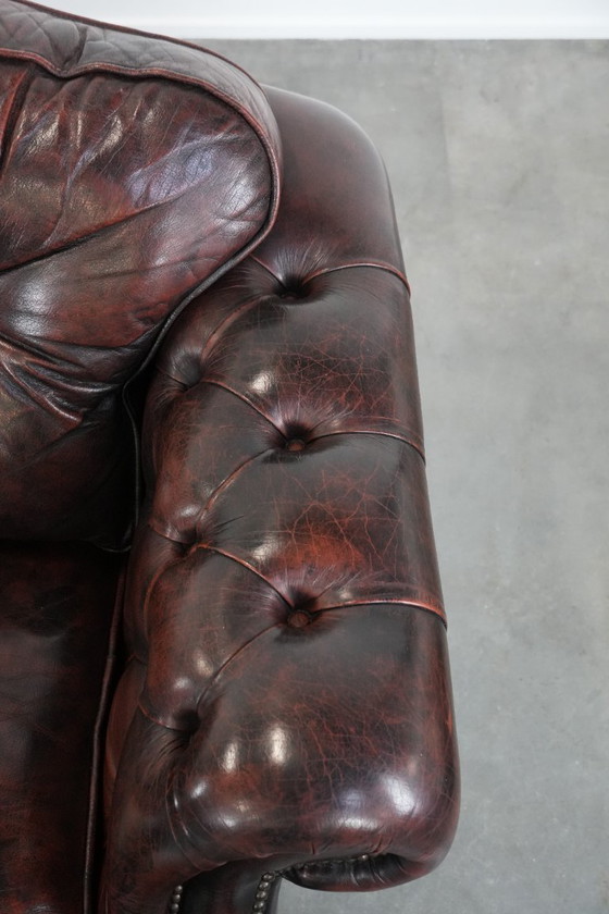Image 1 of 2 Chesterfield-Sessel im englischen Stil mit rotem, geflammtem Rindslederbezug in gutem Zustand