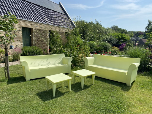Deux bancs et tables de jardin Kartell Bubble Club