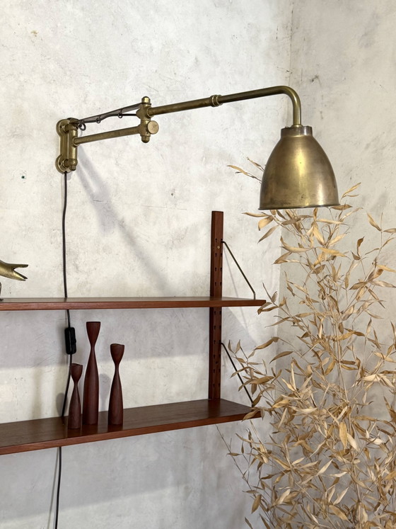Image 1 of Vintage messing wandlamp met scharnierende arm, Scandinavische stijl