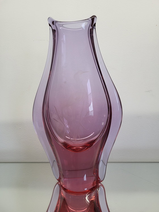 Image 1 of Vase en verre d'art avec grue gravée, Miloslav Klinger, verre de Bohême, années 1970
