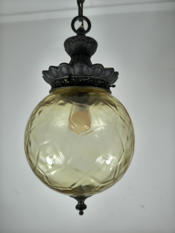 Image 1 of Lampada a sospensione vintage con globo in vetro pressato color ambra – stile retrò anni '70