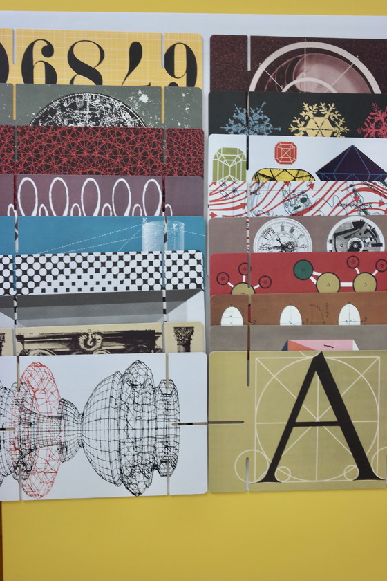 Image 1 of Eames, reusachtig kaartenhuis, ontworpen door Ray & Charles in 1952