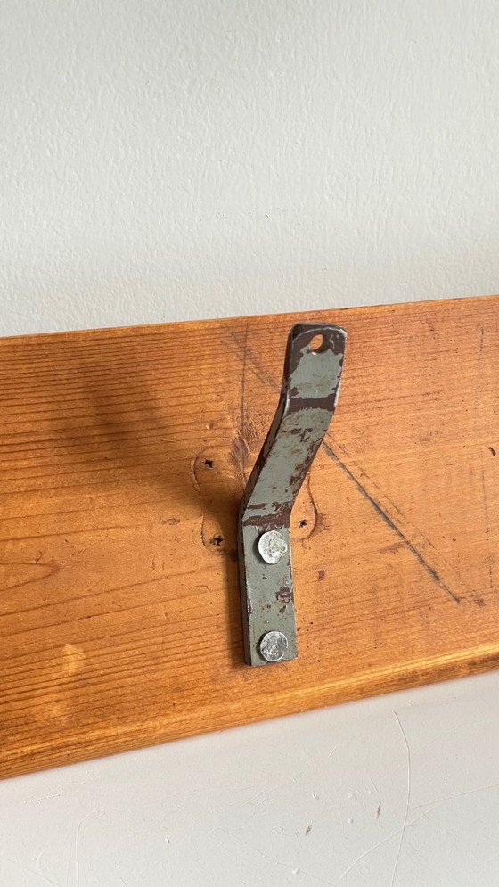 Image 1 of Vintage schoolkapstok van hout en staal