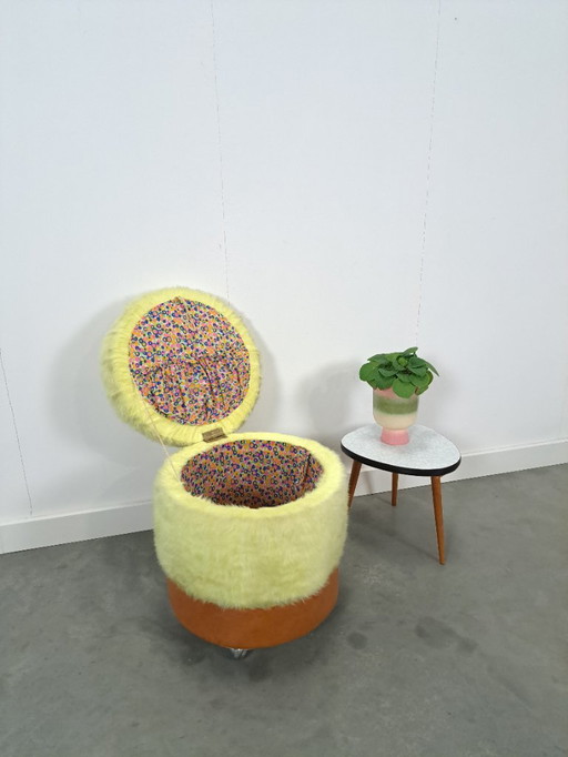 Pouf giallo soffice, sgabello contenitore, cesto della biancheria su ruote