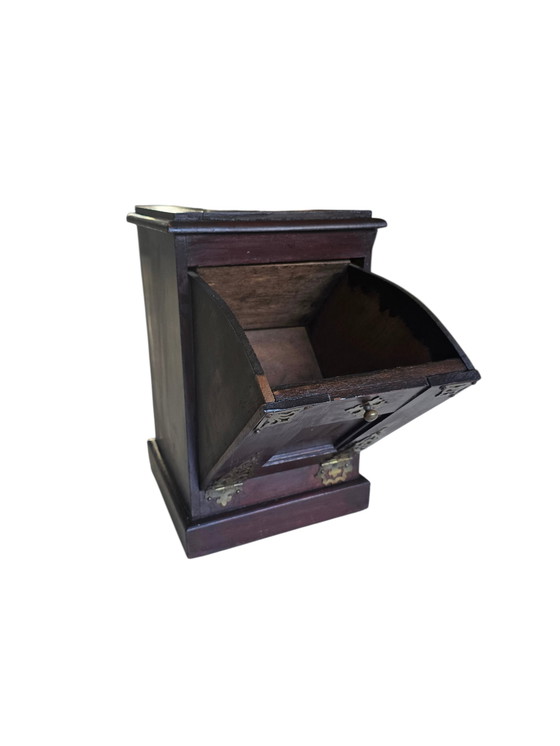Image 1 of Coffre à charbon ancien en bois avec ferrures en laiton – plein de charme