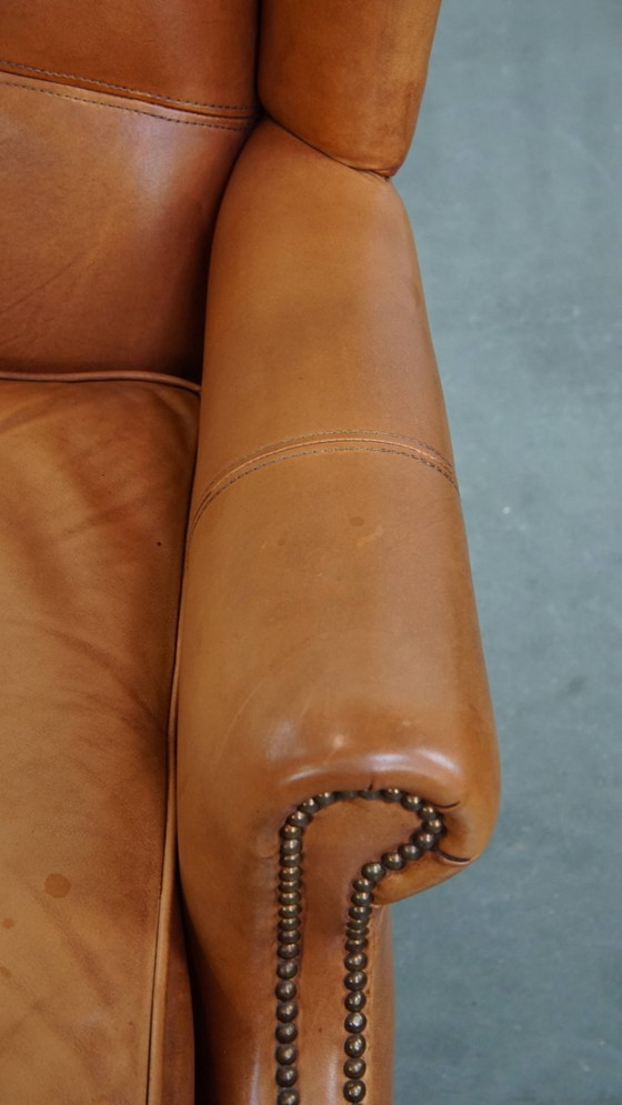 Image 1 of Poltrona a orecchie in pelle di manzo rifinita con rivetti decorativi