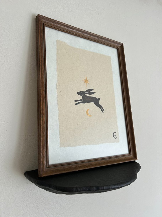 Image 1 of Illustrazione originale dipinta a mano di una lepre con luna e stella in cornice di legno vintage | Decorazione murale unica