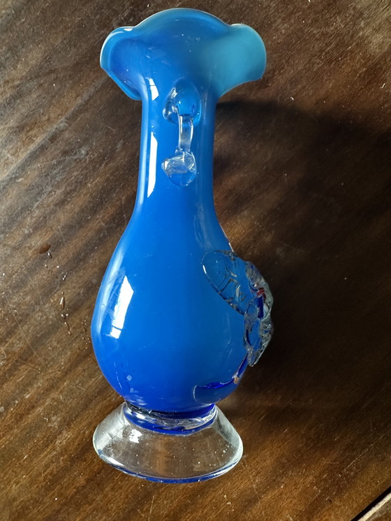 Image 1 of Vase in Pontil glass - Blue - White - Floral decoration and handles - Handmade H 17 cm