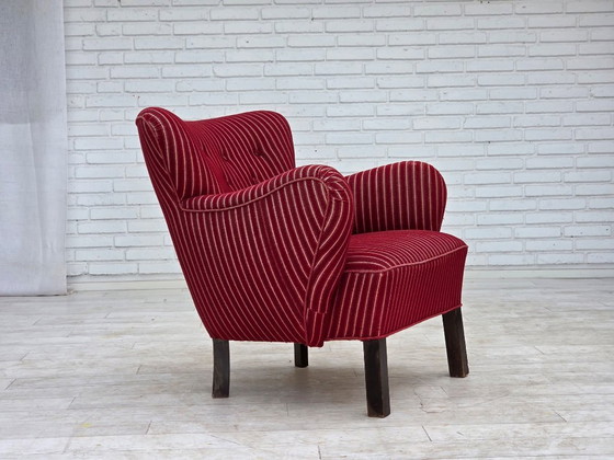 Image 1 of Deense fauteuil uit de jaren 60, bekleed met rood gestreepte meubelwol, poten van eikenhout.