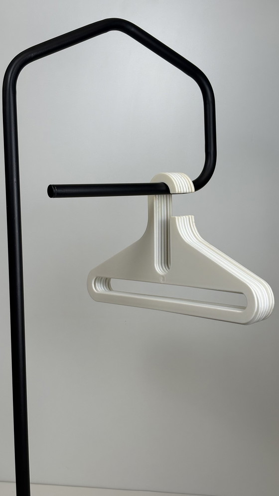 Image 1 of 7 kunststof wit kledinghangers Danilo Silvestrin Lambert