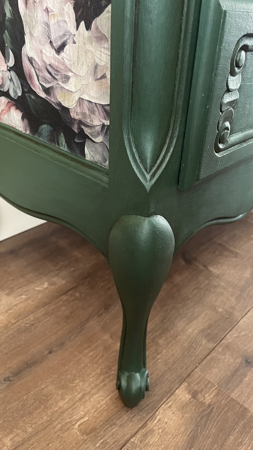 Elegante Kommode mit Blumen