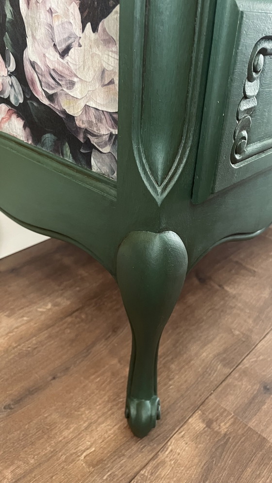 Image 1 of Cómoda elegante con flores