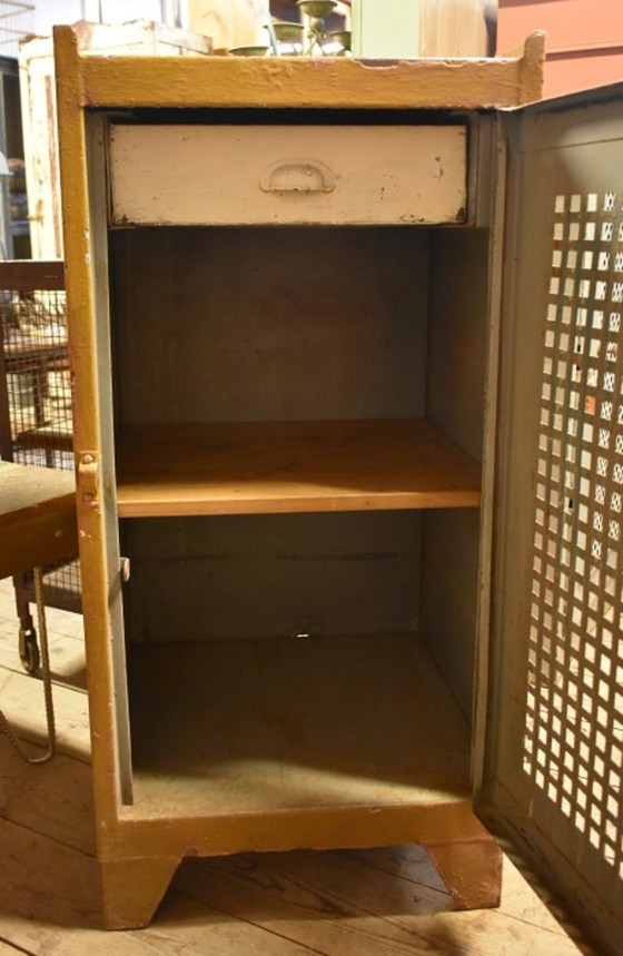 Image 1 of Alter Metallschrank, ockerfarben, 48 x 48 x 99,5 cm