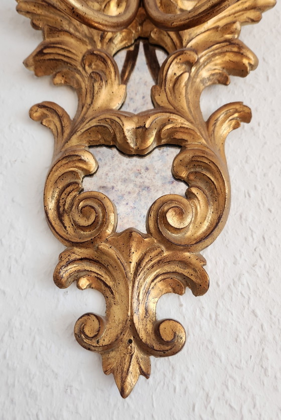 Lámparas de pared antiguas estilo rocalla, madera dorada con pan de oro, placas de espejo antiguas (photo 17 of 18)