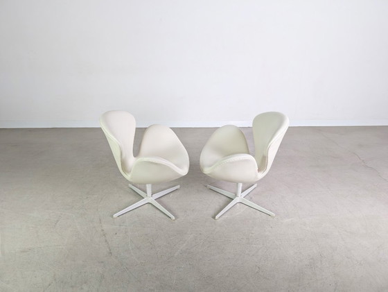 Image 1 of 2x Silla Swan original de Fritz Hansen, cuero blanco de Arne Jacobsen