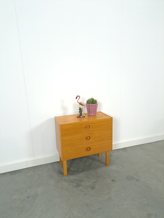 Image 1 of Commode en placage avec poignées rondes de Suède