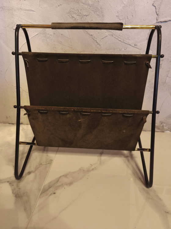Mid-century 3-tier Magazine rack in Leather / Brass in Carl Auböck Style, 1950s – Metal (photo 2 of 8)