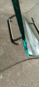 Estantería de lectura FIAM de cristal curvado posmoderno italiano de los años 80. Revistero.