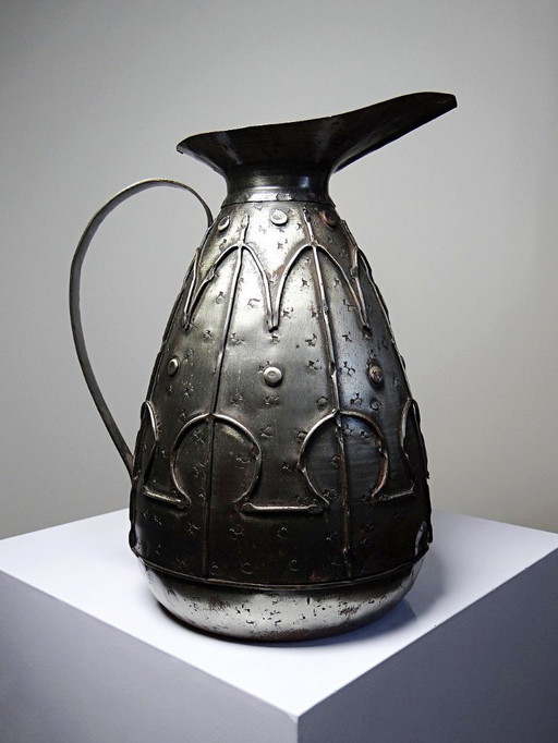 Großer Krug aus Taule Altmetall Arts & Crafts Alpha und Omega Brutalist