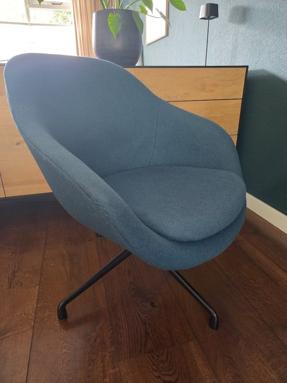 Hay AAL 81 azul petróleo con base giratoria negra – Sillones, Metal, Textile (photo 6 of 13)