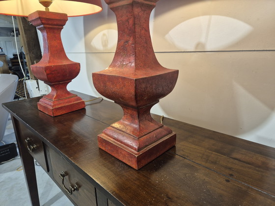 Image 1 of Lampes de table en bois gesso rouge français avec abat-jour assortis