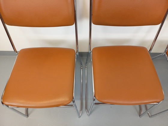 Image 1 of Set di 4 sedie a slitta vintage degli anni '70 in metallo cromato e similpelle color cognac