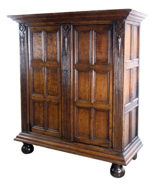 Armoire à panneaux hollandaise du 17e siècle, en chêne. Armoire à panneaux hollandaise du 17ème siècle en chêne