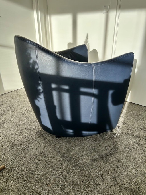 Donkerblauw lederen fauteuil. Leolux  model sjamaan
