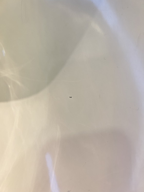 Image 1 of ¡Una rareza! Conjunto de dos sillas blancas de media concha y una mesa abatible, fabricados en los años 90.