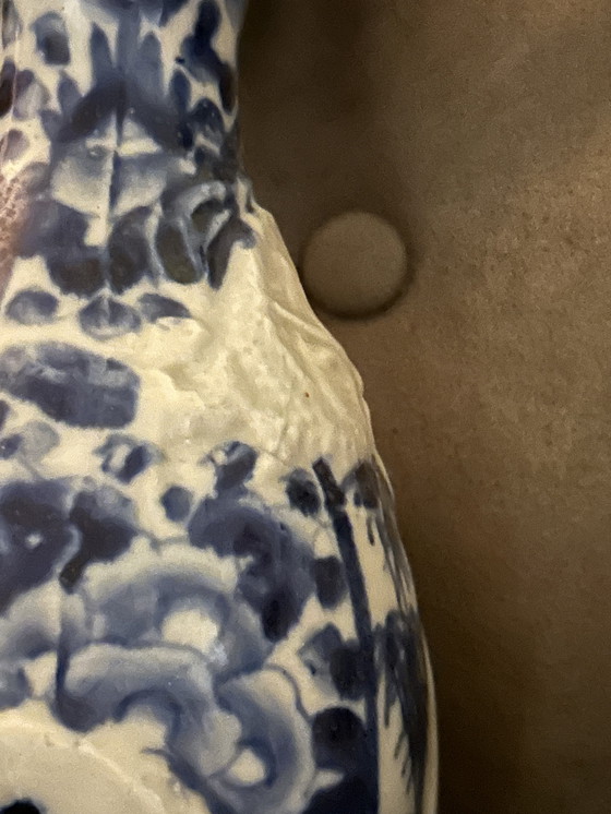 Image 1 of 2 antieke blauw witte Japanse Imari vazen 26cm met bewerkingen op het porselein 